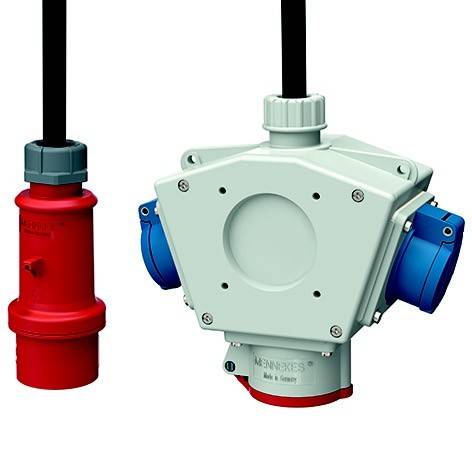 Dargestellte elektrische Steckverbindungen: ein roter zylindrischer Stecker auf der linken Seite und eine weiße Mehrfach-Anschlussdose mit blauen Seitensteckdosen auf der rechten Seite.