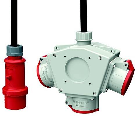 Industrieller elektrischer Stecker in zwei Ansichten: ein roter zylindrischer Stecker und eine graue Mehrfach-Anschlussdose mit roten Ausgangsschutzkappen und schwarzen Kabeln.