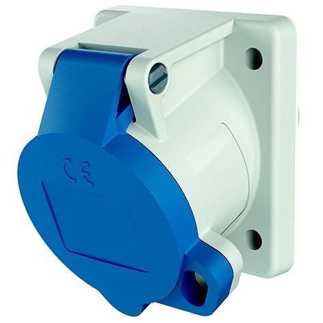Blaue industrielle Elektrosteckdosenschutzkappe mit Klappdeckel auf einem weiß wandmontierten Steckdosengehäuse.