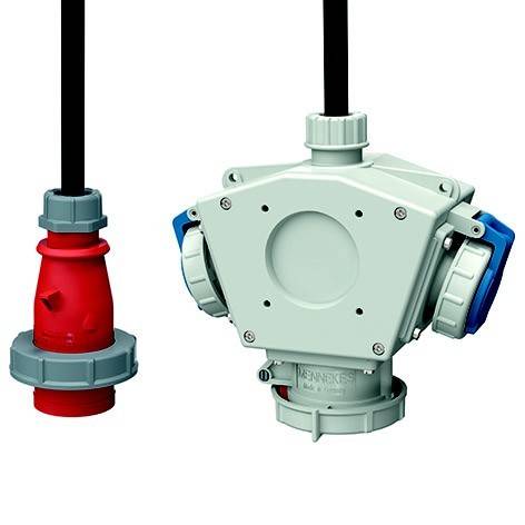 Industrielle Elektrosteckerverbindung mit einem roten Stecker und einer größeren Multi-Port-Anschlussbox, die durch schwarze Kabel auf weißem Hintergrund verbunden ist.