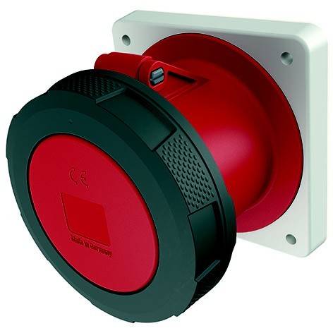Industrielle elektrische Wandsteckdose mit rotem rundem Stecker und schwarzer Schutzkappe, die auf einer weißen Platte montiert ist.