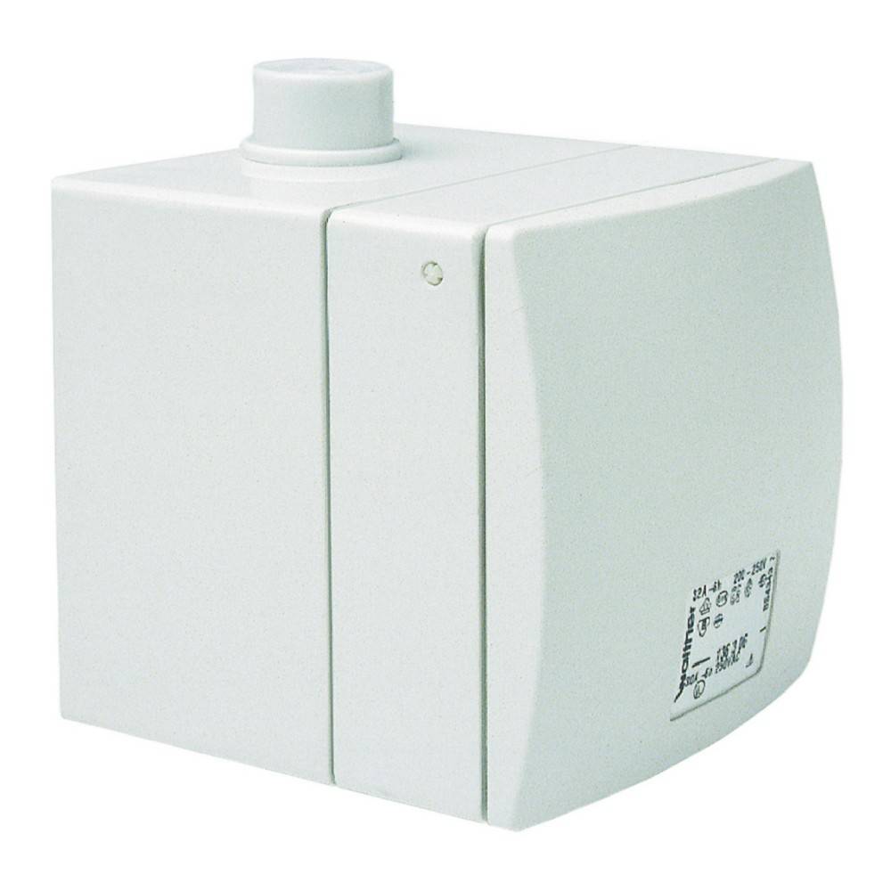 Eine weiße, wandmontierte elektrische Verteilerdose mit einem Druckknopf oben, versehen mit Herstelleretikett an der Seite.