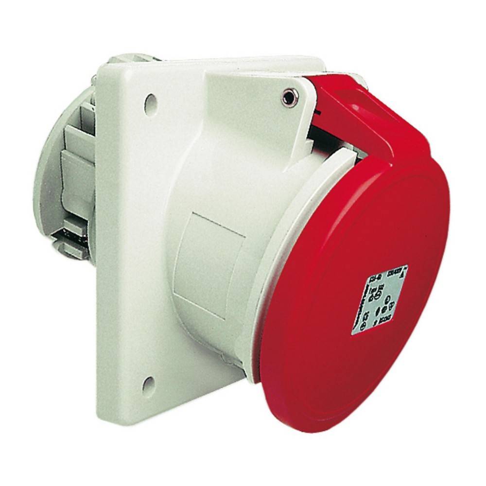 Eine rote industrielle Stromsteckdose, die auf einer weißen Tafel montiert ist und einen Seitenblick mit drei Löchern für den Steckerанschluss zeigt.