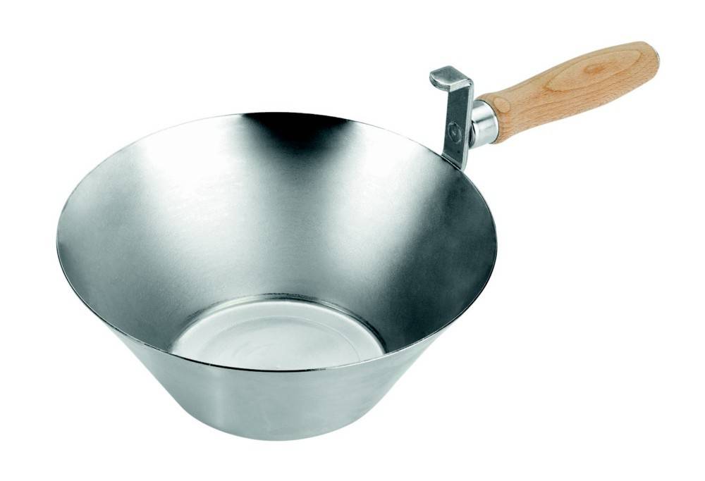 Ein Wok aus Edelstahl mit einem Holzgriff wird gezeigt. Der Wok ist schräg positioniert, um seine tiefe, geschwungene Kochfläche zu präsentieren.
