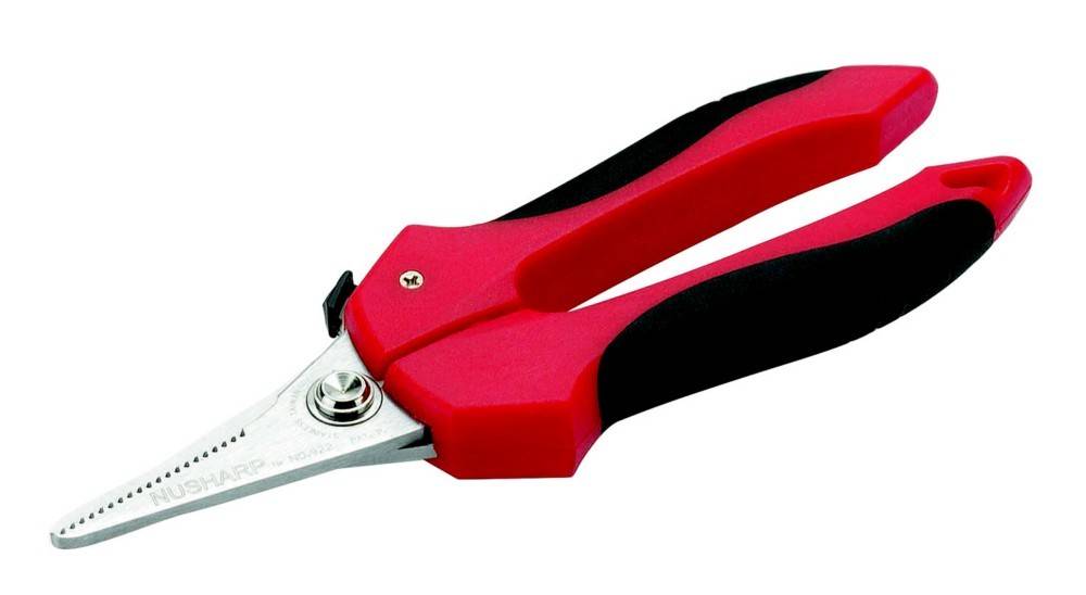 Rot und schwarz lackierte Gartenschere mit silbernen Klingen.