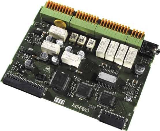 AGFEO-Leiterplatte mit mehreren Kondensatoren, Anschlüssen, Widerständen und Chips, wahrscheinlich für Telekommunikation oder elektronische Steuerung.