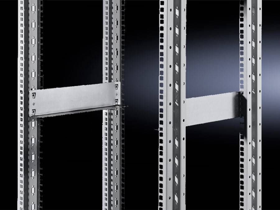 Ein Metallgestell eines hohen, leeren Regals mit gelochten Seiten und horizontalen Trägern vor einem schwarzen Hintergrund.