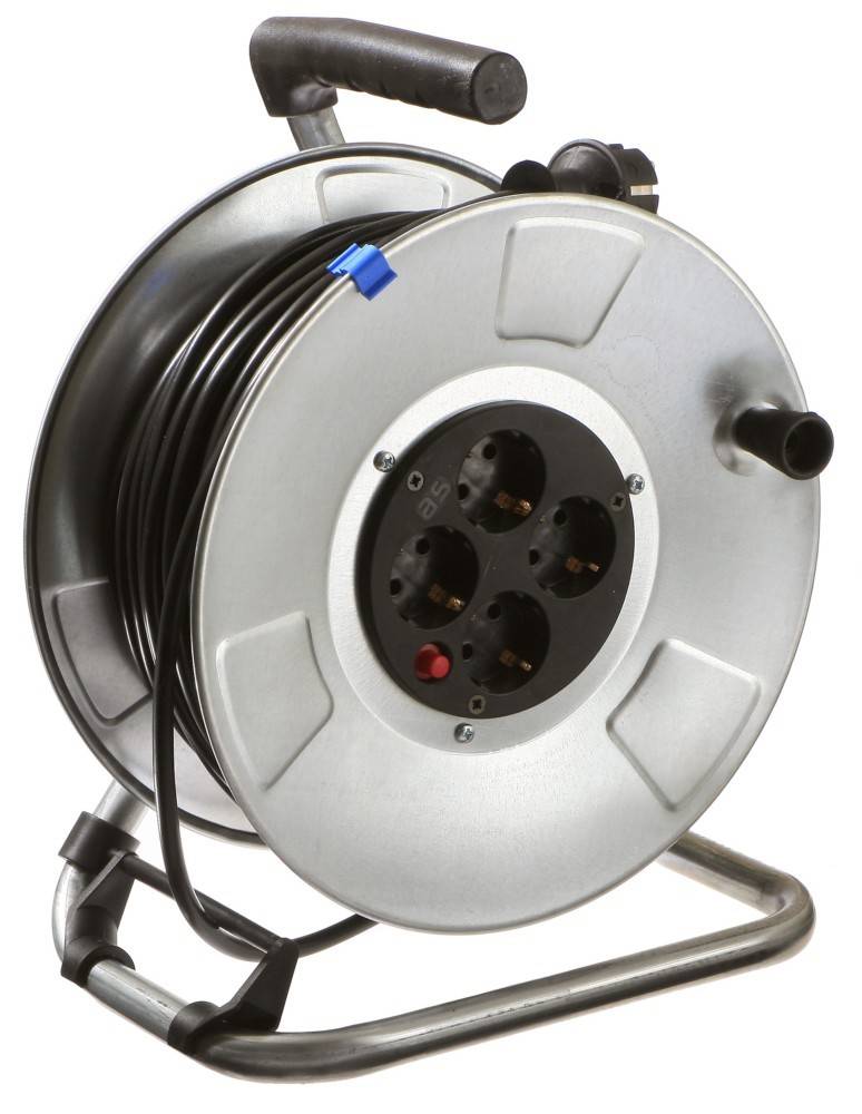Eine Metalldrahttrommel mit vier Stromsteckdosen, einem stabilen Griff und einem teilweise abgewickelten schwarzen Kabel, geeignet für elektrische Anwendungen.