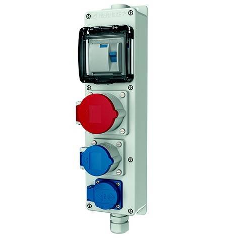 Industrielles Elektroschaltfeld mit einem Schalter und drei farbcodierten Steckdosen: rot, blau und dunkelblau.