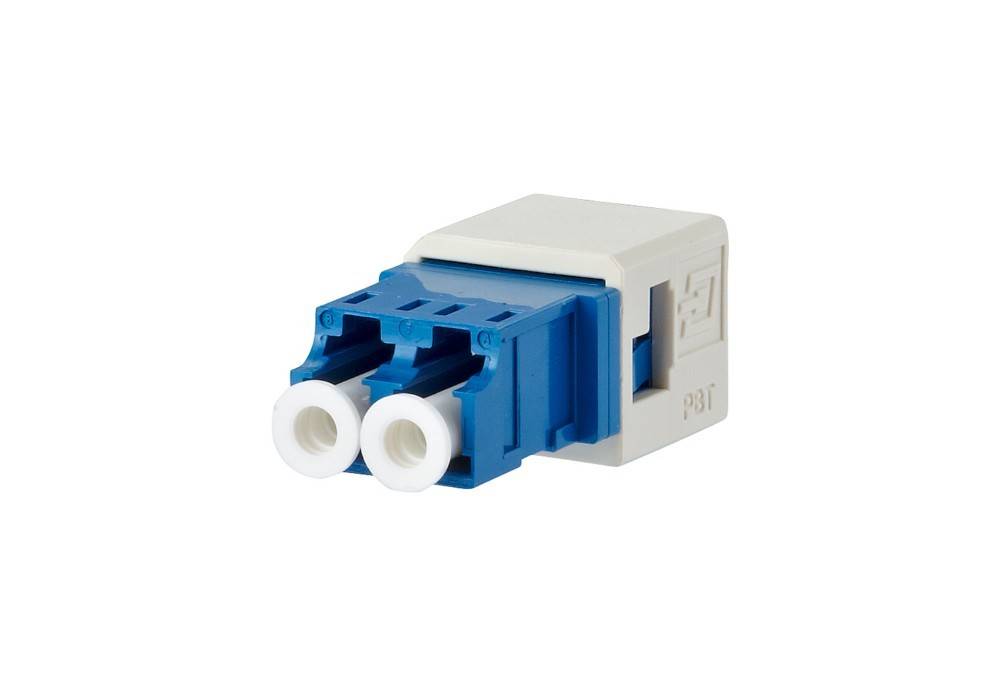 Ein blau-weißer rechteckiger Glasfaseradapter mit zwei Anschlüssen, der zum Verbinden von Duplex-Glasfaserkabeln verwendet wird.