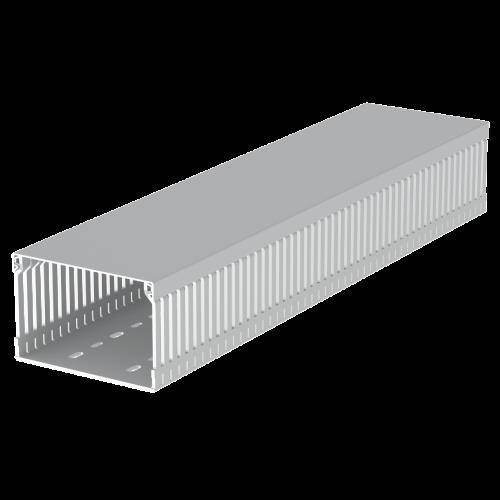 Ein rechteckiger, grauer Kunststoff-Kabelkanal mit gelochten Seiten und Boden, der zum Organisieren und Schützen von elektrischen Kabeln verwendet wird.