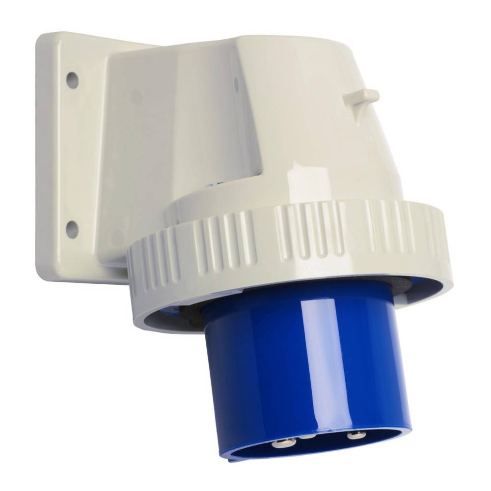 Ein weißer und blauer industrieller Elektrostecker, der auf einer Wandhalterung montiert ist und für sichere und robuste Stromverbindungen konzipiert wurde.