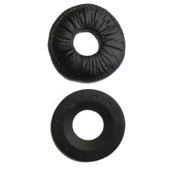 Zwei schwarze Kopfhörer-Ohrpolster: eines glatt und genäht, das andere mit matter Oberfläche und kleinen Vertiefungen am Rand.