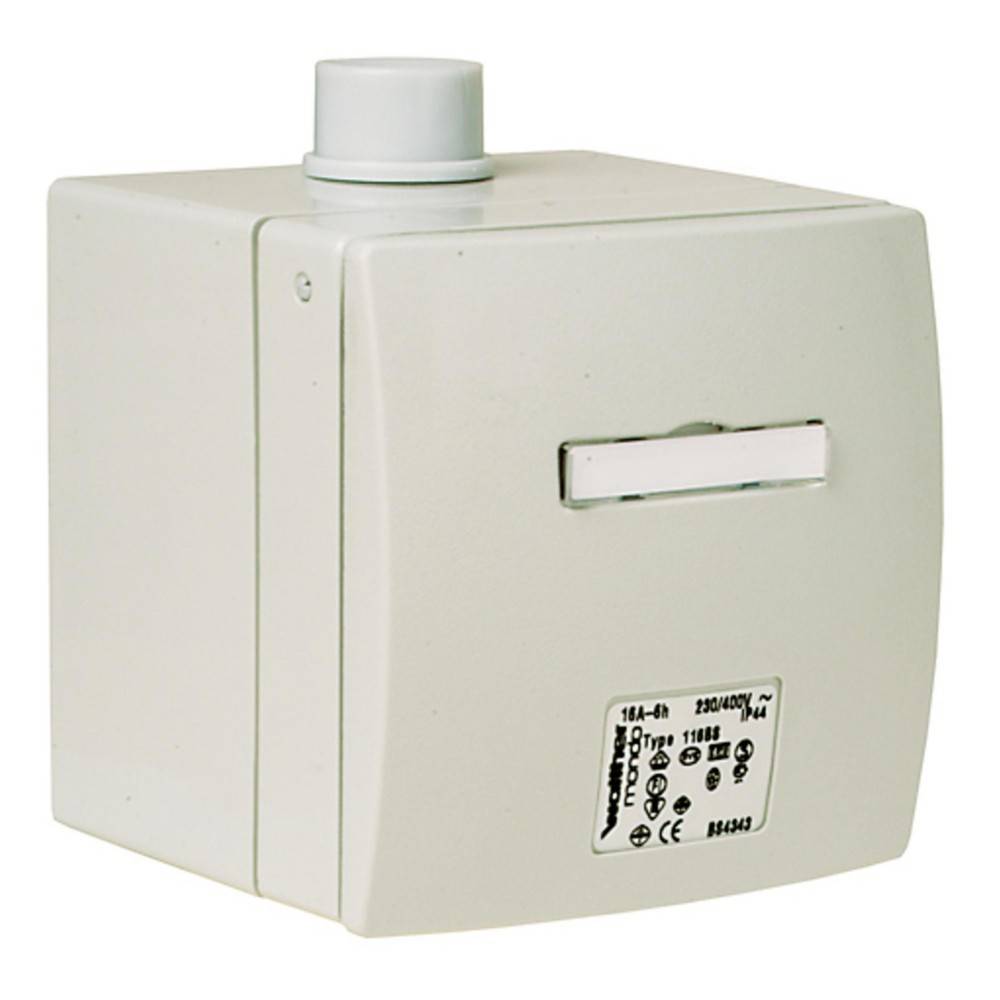 Ein weißer, quadratischer elektrischer Schalter oder ein Gerät mit Kippschalter und Beschriftung an der Vorderseite, an einer Wand montiert.