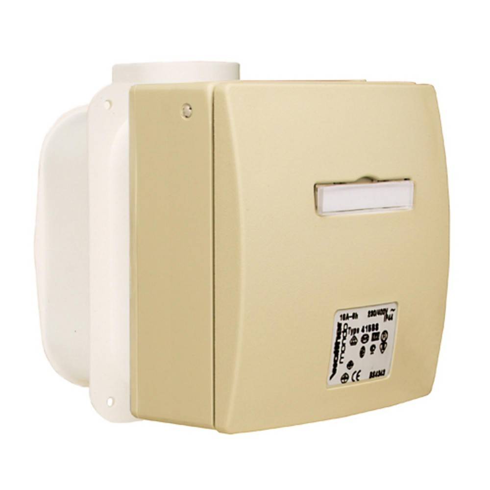 Ein beiger elektrischer Gehäusekasten mit einem Etikett, das die Modellnummer und Spezifikationen anzeigt, mit einem weißen Streifen an der Oberseite zur Anzeige.