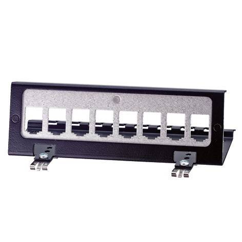 Schwarzes 8-Port-Netzwerk-Patchfeld mit nummerierten Keystone-Öffnungen und Montageklammern auf weißem Hintergrund.