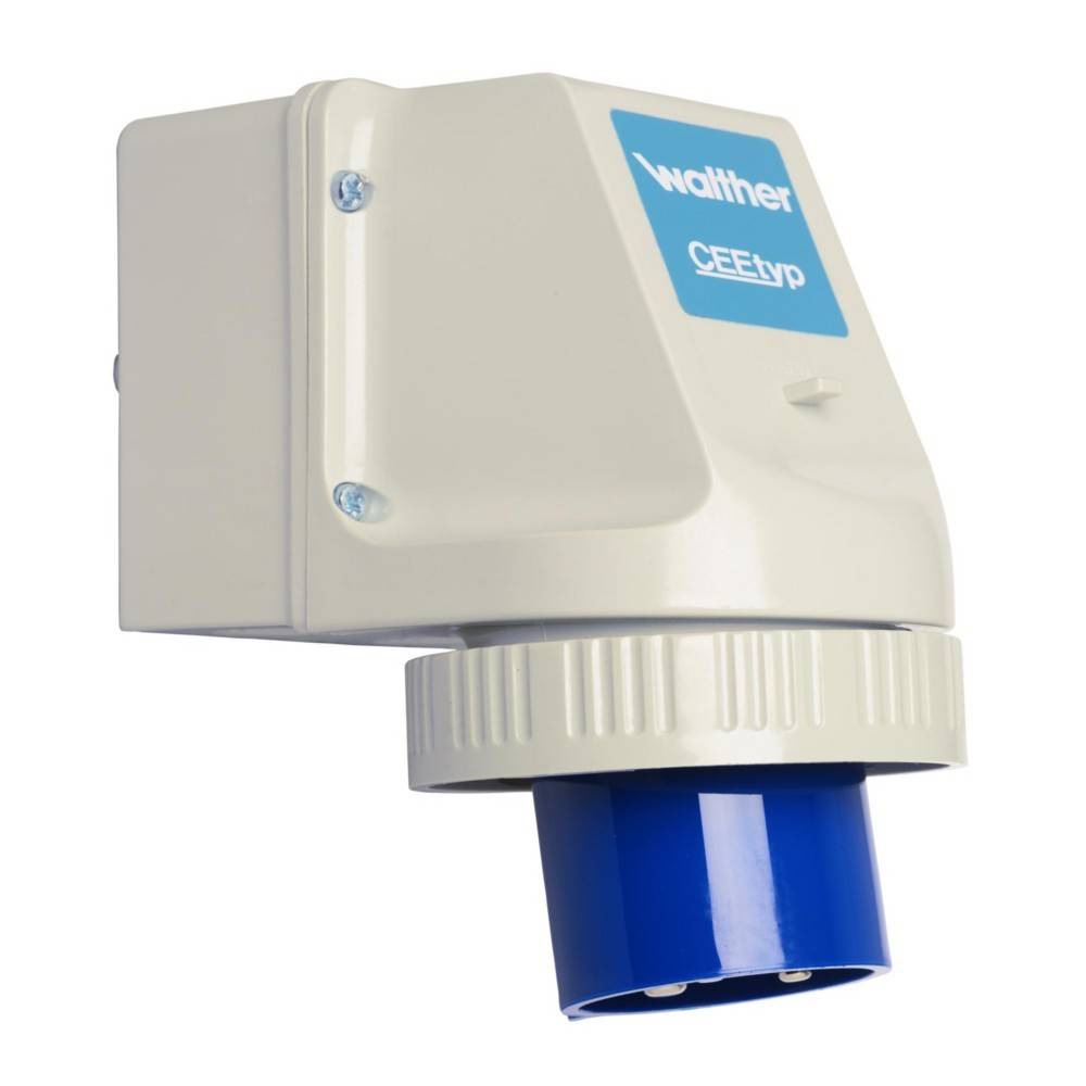 Eine Nahaufnahme einer wandmontierter elektrischen Steckdose mit einer blauen Buchse, beschriftet mit 'WALTHER CEEtyp'.