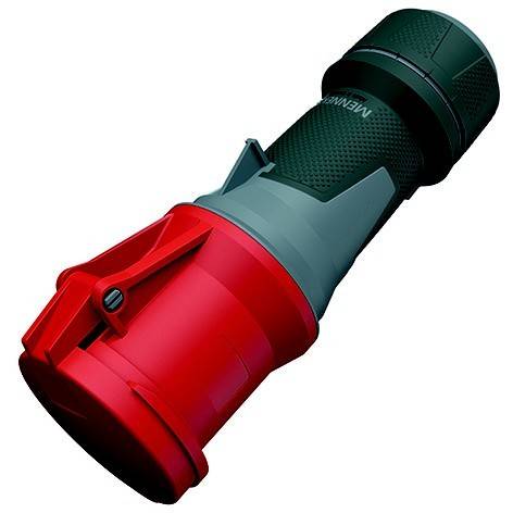 Rote und grüne industrielle Taschenlampe oder Fackel auf weißem Hintergrund, diagonal dargestellt mit der Linse nach links gewandt.