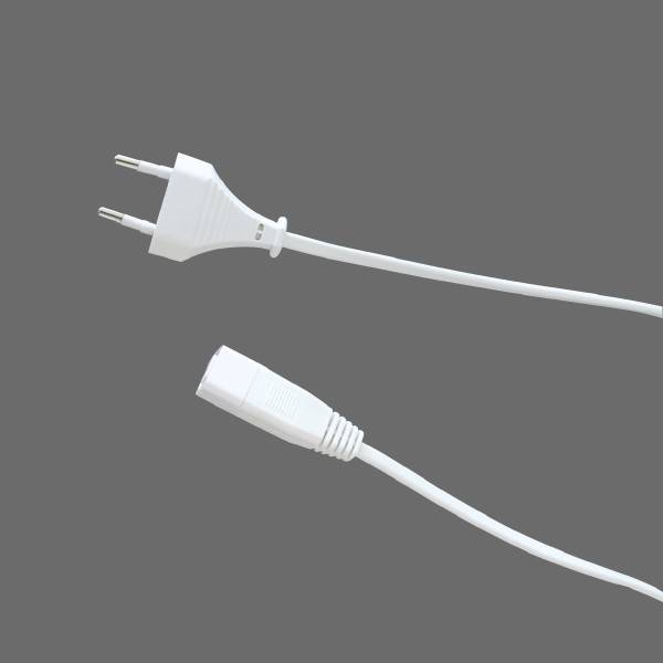Zwei weiße Stromkabelstecker auf grauem Hintergrund, ein zweipoliger europäischer Stecker und ein kleiner Steckerendstecker, diagonal angeordnet.