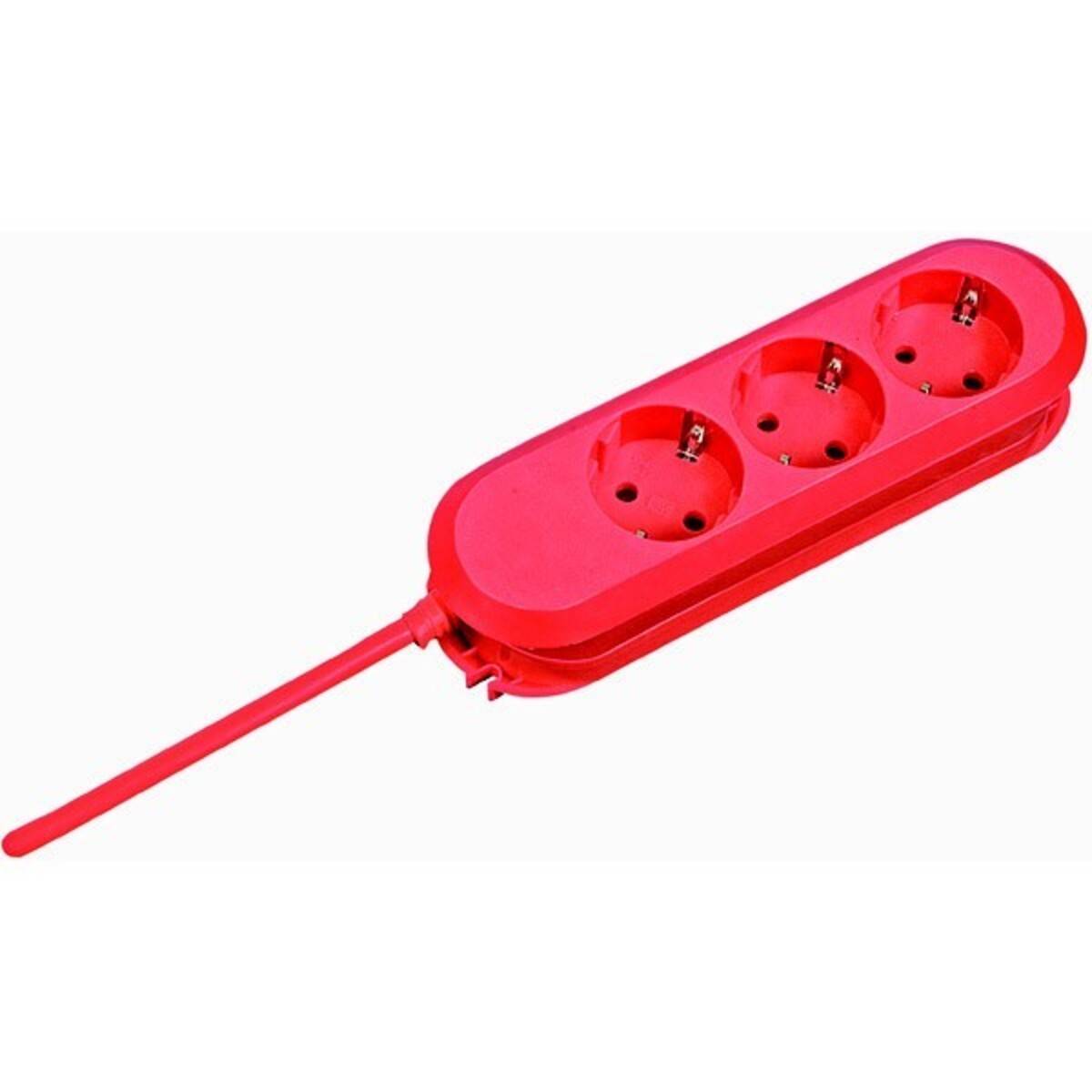 Rote Steckdosenleiste mit drei Steckdosen und langem angebrachtem Kabel auf weißem Hintergrund.