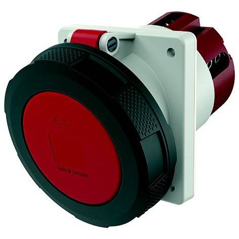 Industrieller Elektrostecker mit roter und schwarzer runder Abdeckung, montiert auf weißem quadratischem Gehäuse, auf weißem Hintergrund dargestellt.