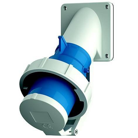 Ein blauer Industrie-Stromstecker, der in eine an der Wand montierte Steckdose auf weißem Hintergrund eingesteckt ist.