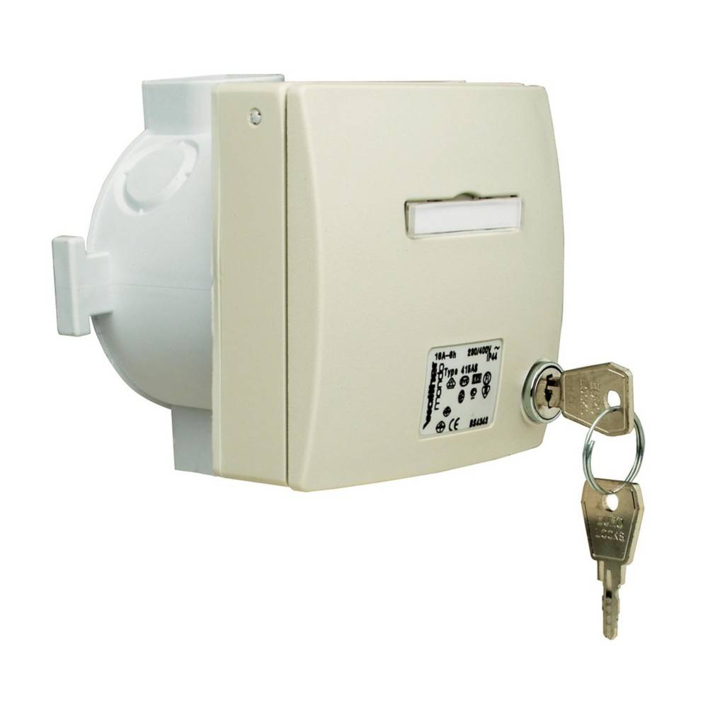 Ein Wandschalter mit einem Schlüsselverschlussmechanismus, der zur sicheren Steuerung elektrischer Geräte verwendet wird. Zwei Schlüssel sind eingesteckt und hängen.