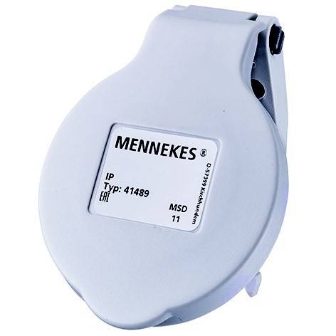Weißes Mennekes-Industrie-Steckdosenschutzdeckel mit aufklappbarem Deckel und Etikett mit der Aufschrift 
