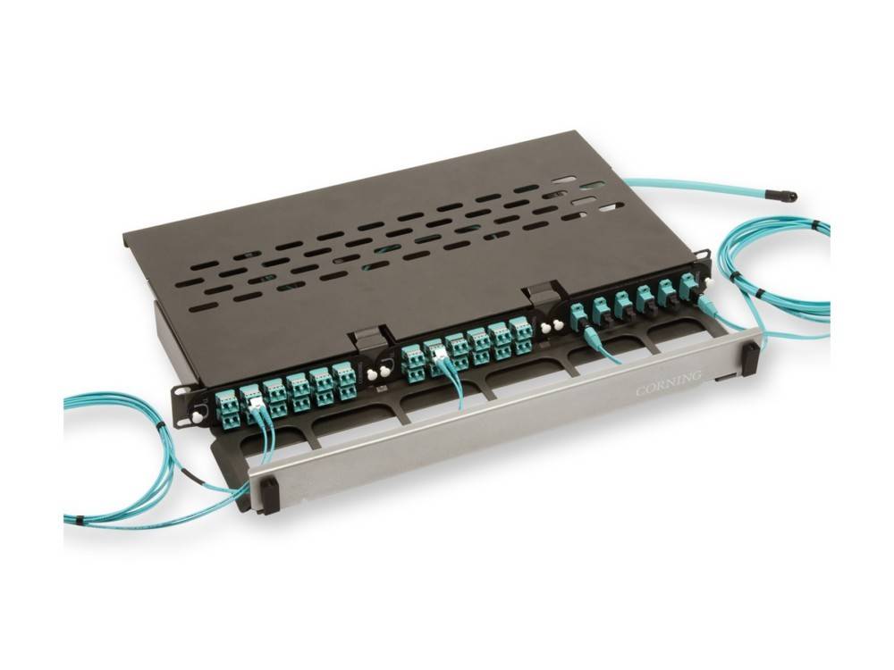 Glasfaser-Patchpanel mit mehreren blauen Steckverbindern und Kabeln, verwendet zur Organisation und Verwaltung von Glasfaserverbindungen in Netzwerken.