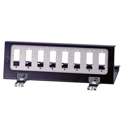Schwarzes Metall-Rackpanel mit acht rechteckigen Ausschnitten und Montagebeschlägen, das zum Organisieren oder Abdecken von Geräte-Steckplätzen verwendet wird.