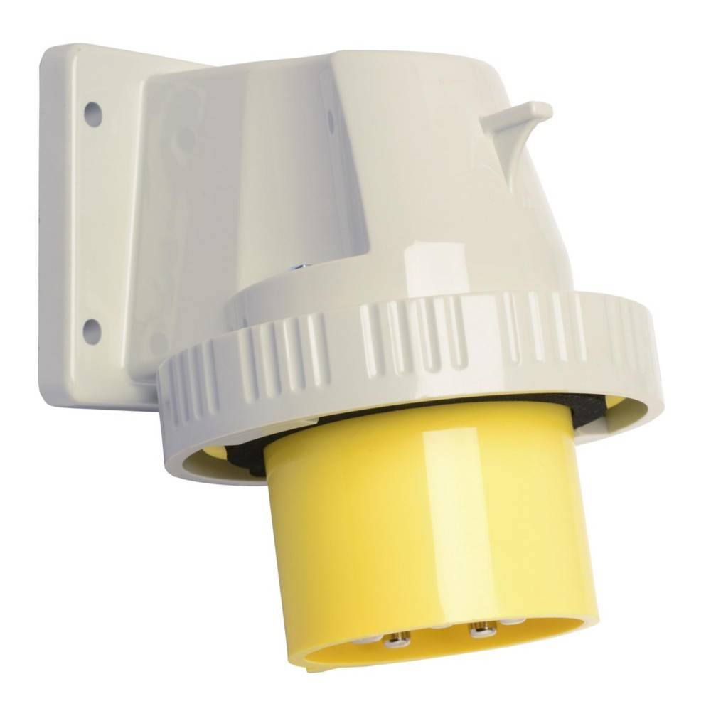 Eine gelbe industrielle Stromanschluss-Steckdose, die auf einem weißen Wandhalter montiert ist und für elektrische Verbindungen in industriellen Umgebungen konzipiert ist.