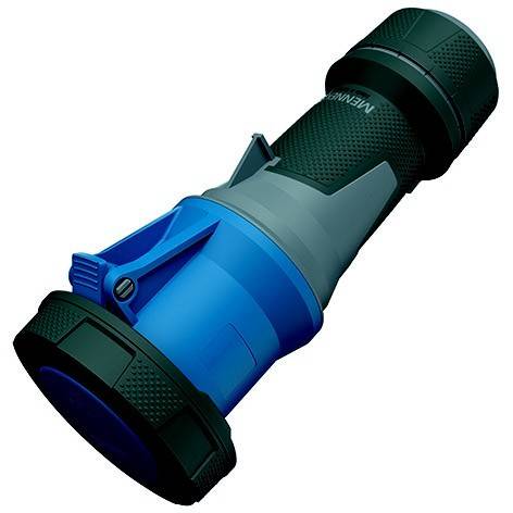 Ein blauer und schwarzer industrieller Elektrostecker mit Verriegelungsclips, gezeigt auf weißem Hintergrund.