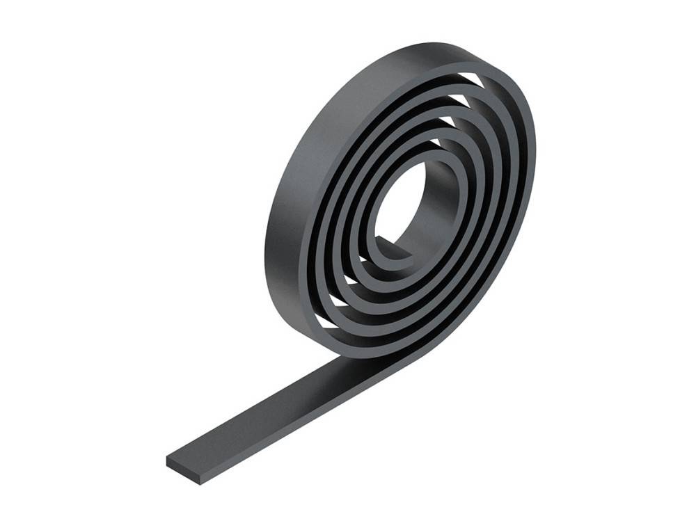 Eine gewickelte Streifen aus dunkelgrauem Metall oder Kunststoff, die einer Feder ähnelt, vor einem weißen Hintergrund.