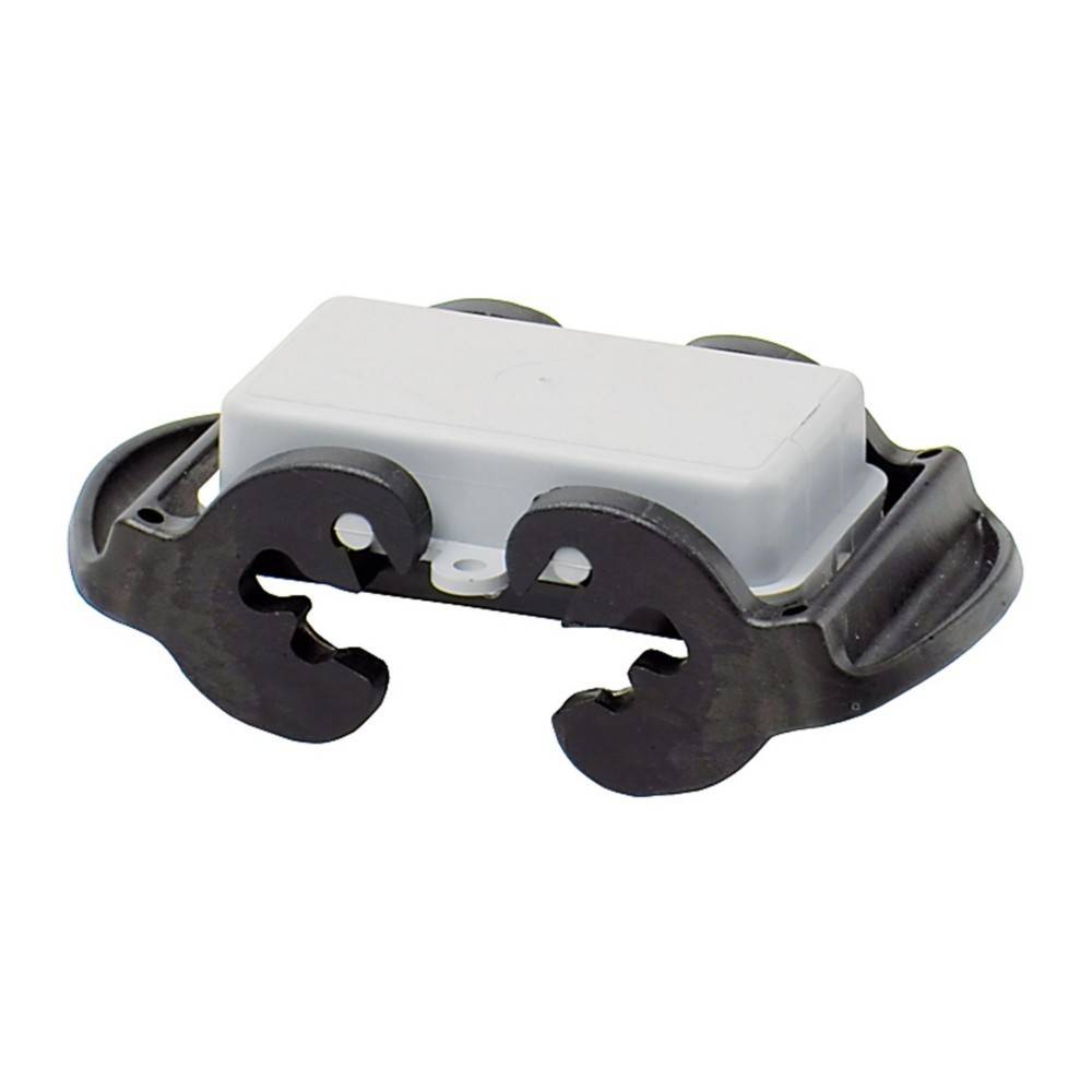 Ein weißes rechteckiges Gerät mit einer schwarzen Kunststoffhalterung, das zur Montage oder Befestigung dient, vor einem einfarbigen Hintergrund.