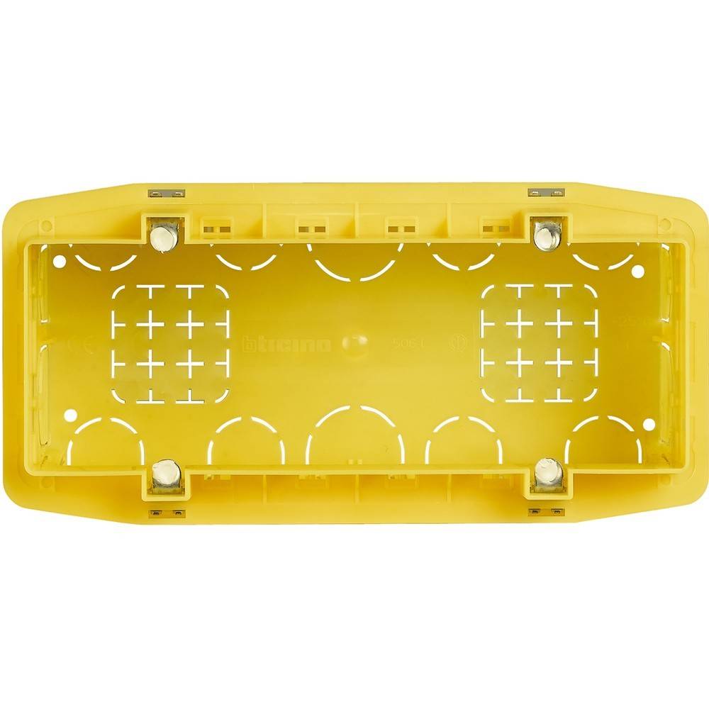 Ein gelbes rechteckiges elektrisches Gehäuse mit mehreren Schraubenbohrungen und Kabeleinführungspunkten, das zur Unterbringung von Verdrahtungsverbindungen verwendet wird.