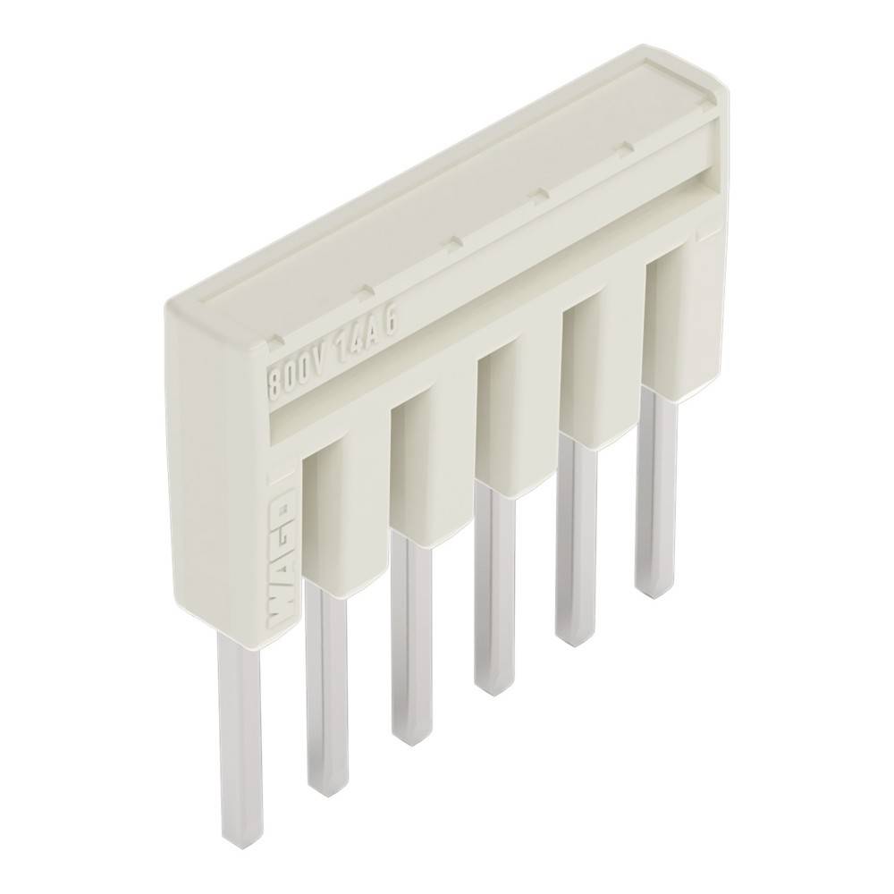 Ein elfenbeinfarbener, fünfzackiger Elektrostecker vor weißem Hintergrund.