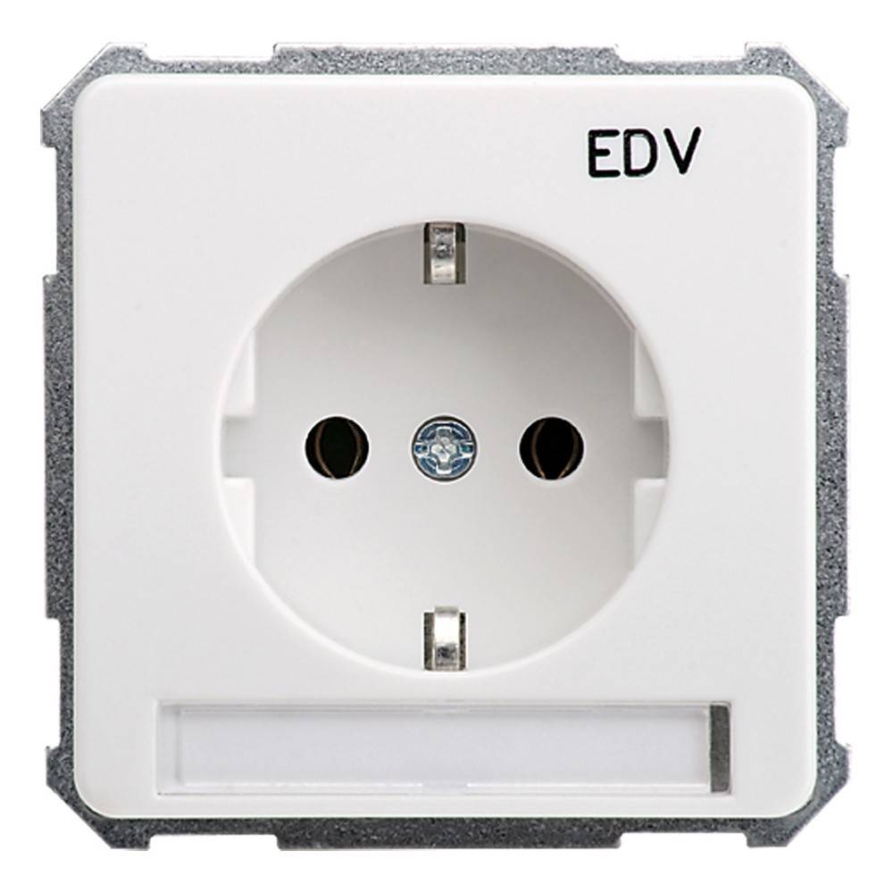 Eine weiße Steckdose mit zwei runden Öffnungen und einem Erdungsloch, mit schwarzen Buchstaben als 'EDV' beschriftet, ausgelegt für europäische Stecker.