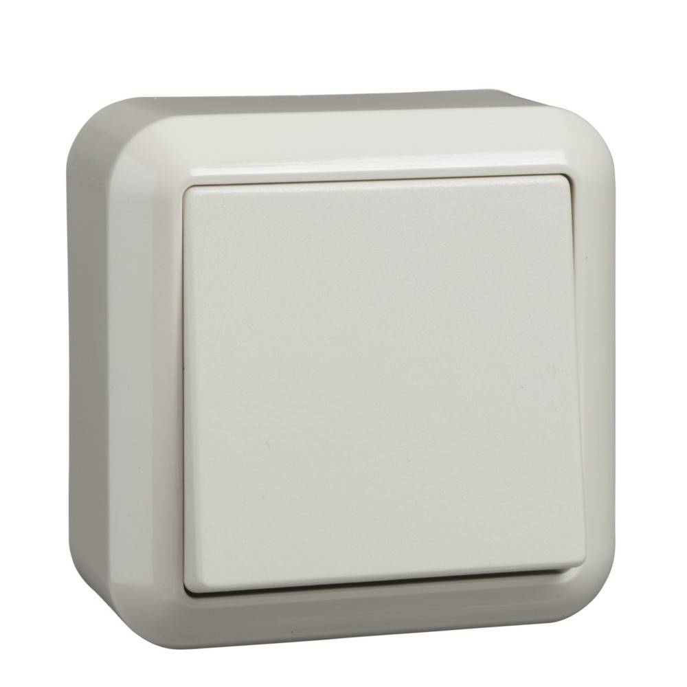 Ein weißer, quadratischer Lichtschalter in der 'Aus'-Position, an einer Wand montiert.