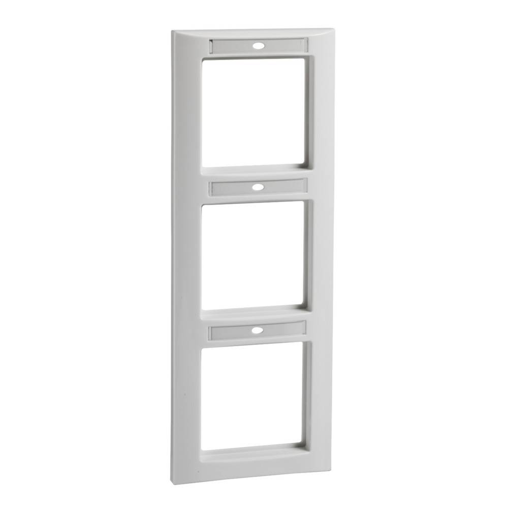 Eine weiße, vertikale Dreifach-Abdeckplatte mit drei rechteckigen Öffnungen für Steckdosen oder Schalter, von einem Winkel aus betrachtet.