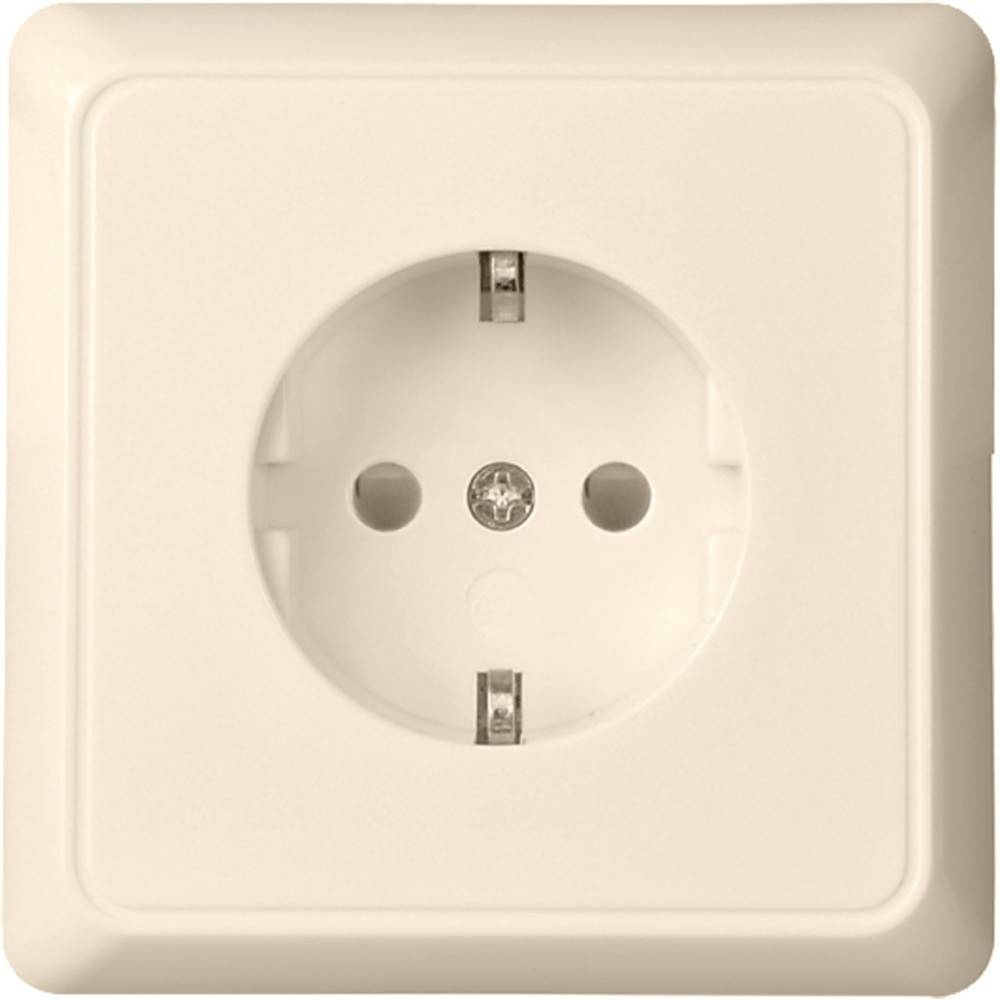 Eine beige elektrische Wandsteckdose mit zwei runden Löchern und einem Erdungsstift in der Mitte.