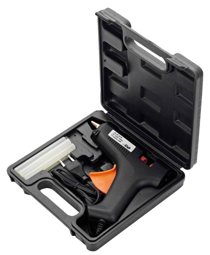 Offene schwarze Transporttasche mit einer kabellosen Heißklebepistole, Klebestiften, Stromkabel und orangefarbenem Auslösewerkzeug.