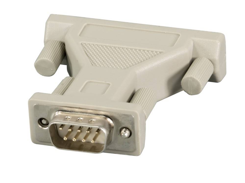 Ein beiger VGA-zu-Seriell-Port-Adapter mit einem metallischen Anschluss, der neun Stifte in zwei Reihen zeigt, wird zum Verbinden von Computern mit Geräten verwendet.
