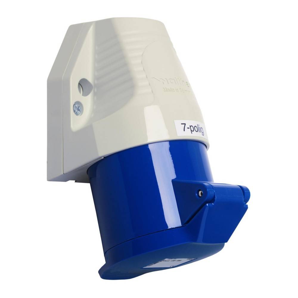 Blauer und weißer 7-poliger Elektrostecker, an einer Wand montiert, für den Außeneinsatz konzipiert, häufig in industriellen Umgebungen zu finden.