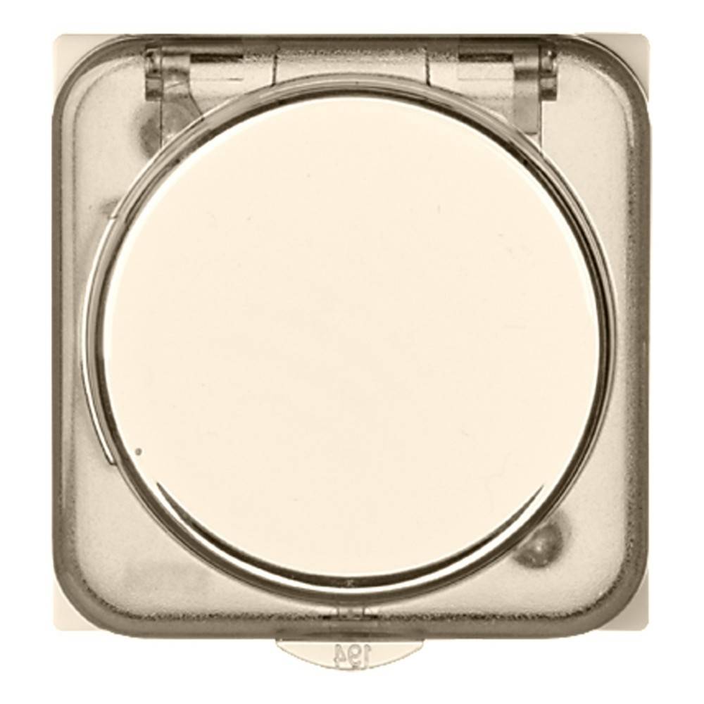 Ein quadratisches Make-up-Kompaktdöschen mit einer kreisrunden Dose mit hellem Beige-Puder, verschlossen mit einem durchsichtigen Deckel.