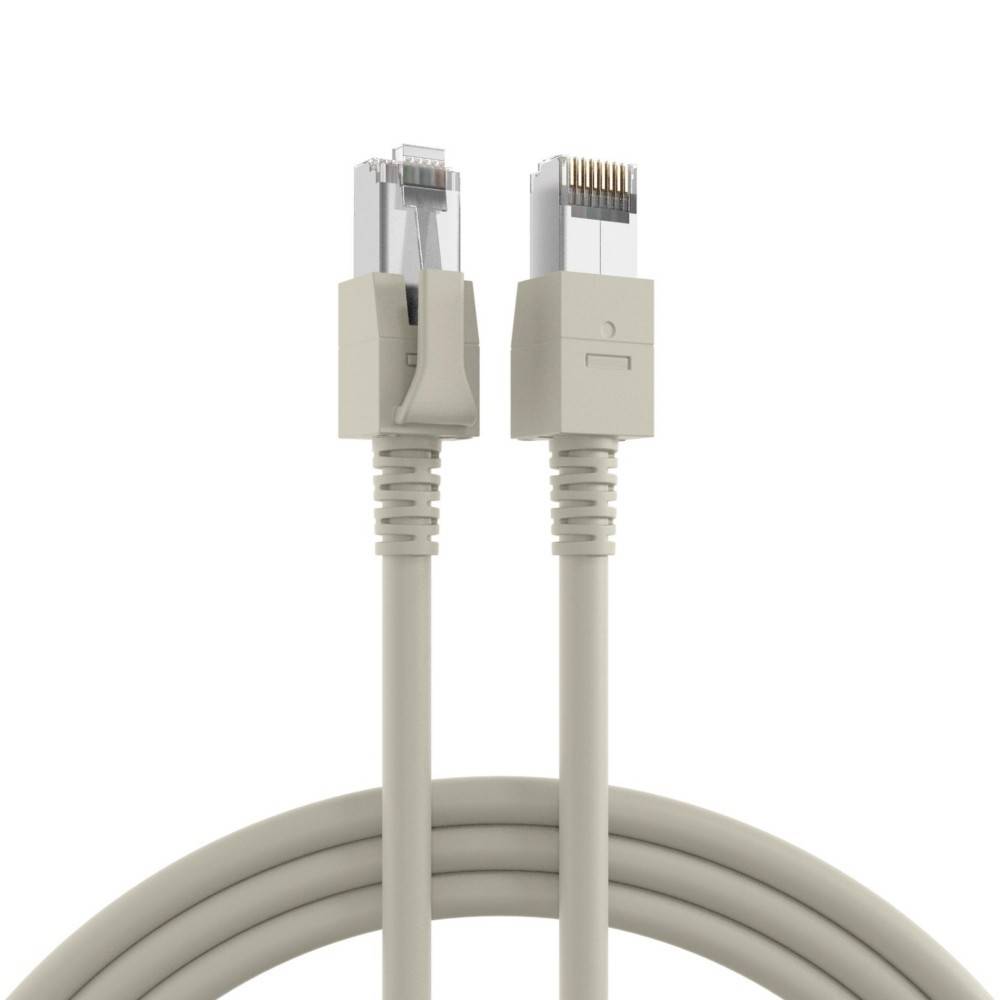 Ein beiges Ethernet-Kabel mit zwei RJ45-Steckern, von vorne und hinten gezeigt, wobei die Details der Stecker auf einem einfarbigen Hintergrund hervorgehoben werden.