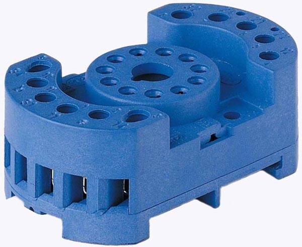 Eine blaue Kunststoffkomponente mit mehreren Löchern und Rillen, die für mechanische oder elektronische Montagezwecke konzipiert ist.