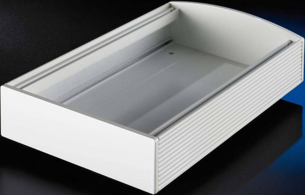 Eine elegante, leere weiße Schublade mit einer Metallschiene vor einem schwarzen Hintergrund, die ihr modernes Design und ihre glatte Oberfläche betont.