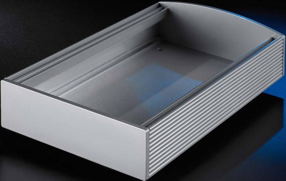 Ein Nahaufnahmefoto eines leeren, rechteckigen Metalltabletts mit erhöhten Kanten, vor einem dunklen Hintergrund.