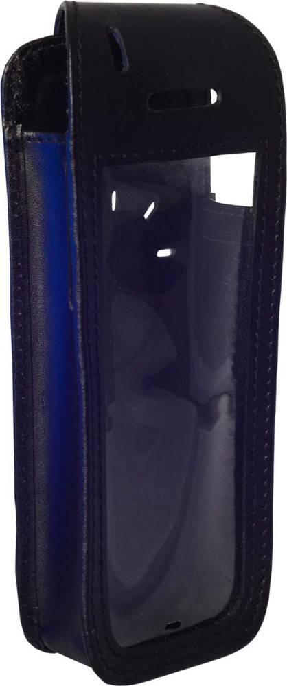 Eine Nahaufnahme einer dunklen, glänzenden Oberfläche, möglicherweise Teil eines Portemonnaies oder Etuis, mit einer sichtbaren Naht auf der linken Seite.