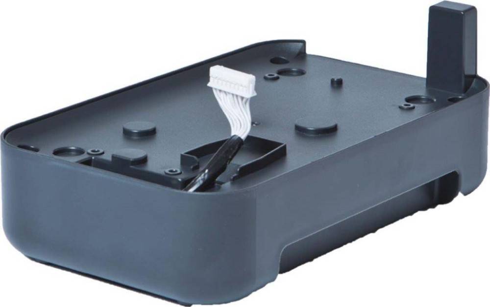 Eine Nahaufnahme eines schwarzen elektronischen Gehäuses mit einem weißen Anschluss und mehreren angeschlossenen Drähten, möglicherweise für interne Verbindungen.